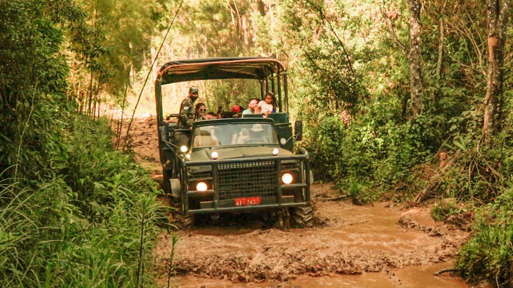 Rota da Amizade C&VB: Celebrando a história e encantando no Encatho & Exprotel 2023 - passeio de jeep na lama
