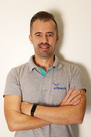 Diretor da Silbeck, empresa líder em tecnologia para hotelaria, Marcio Batista é formado em processamento de dados, programador em Delphi
