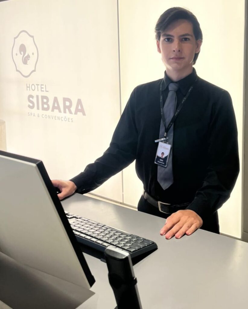 Jorge Martinfranco de Oliveira Ribeiro, recepcionista sibara, entrevista para dia do trabalho encatho e abih-sc