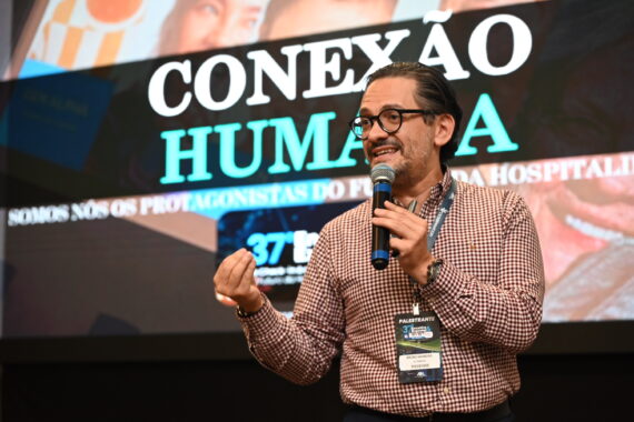 Bruno Brandão apresentou uma reflexão profunda e provocativa sobre como o fator humano e o bem-estar são a verdadeira engrenagem para construir experiências memoráveis no setor hoteleiro e de serviços.