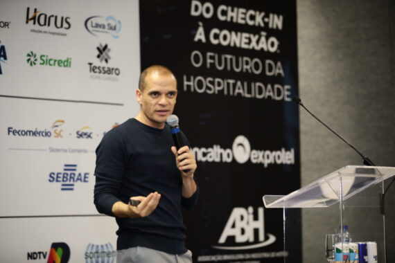 Helton Luiz afirma que a estrutura física de um hotel funciona apenas como o cenário de um espetáculo, mas que a verdadeira mágica e as conexões memoráveis são criadas diariamente pelas pessoas que nele trabalham.