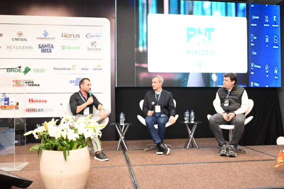Mídia regional como vitrine do Turismo e da Hotelaria Catarinense” reuniu o diretor-presidente executivo da Blumenau Eventos, Guilherme Benno Guenther, o gestor comercial e de marketing do Fazzenda Park Resort, Antônio César Coradini, e o diretor executivo da ACAERT, Guido Schvartzman.