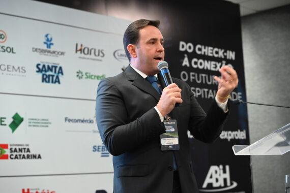 Gestão da qualidade é essencial para aprimorar a experiência do hóspede, afirma tiago savi mondo na palestra do encatho 2026
