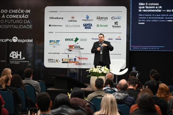 mudança na jornada de compra esteve no centro da palestra “O Hóspede Invisível: Geração de Demanda na Era da IA”, ministrada por Diego Corrêa