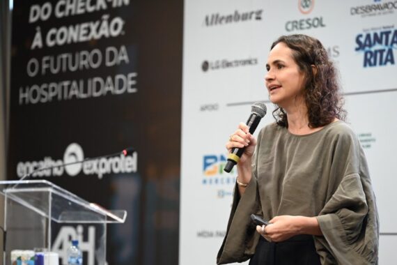 a hospitalidade ultrapassa a prestação do serviço. “O cliente quer conexão, quer ser visto, pertencer e ter personalização. Até o celular dele personaliza tudo para ele”, afirmou tricia neves