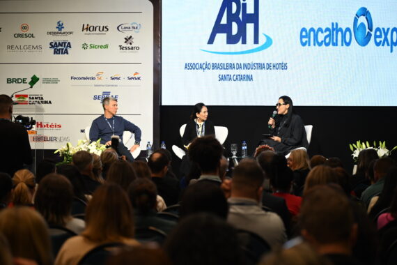 Na palestra “Hotelaria do Futuro: como crescer sem perder a alma”, mediada por Danisa Virmond Schürmann, os empresários Chieko Aoki, presidente da Blue Tree Hotels, e Beto Caputo, CEO da Atrio Hotel Management,