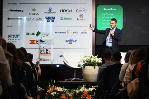 “Cenário Econômico e Estratégias de Investimento: Oportunidades e Desafios para o Setor de Hotelaria e Turismo”, foi apresentada pelo Analista de Negócios Sênior do Sicredi, Sandro da Cunha Yamada,
