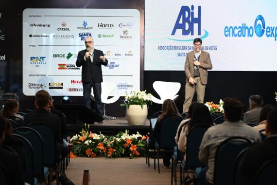 Peter Kentuchian e André Victória da Silva, na palestra “O fim da hotelaria como conhecemos”, para abrir a programação do 37º Encatho & Exprotel do dia 12 de agosto
